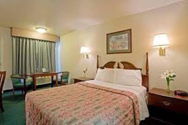 Room 10 of 14