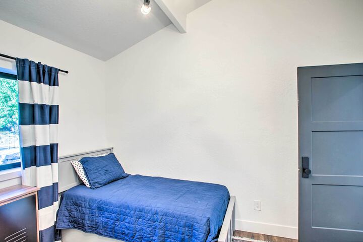A Contemporary Dream: Lakefront Rathdrum Oasis!