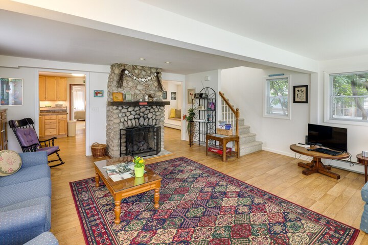 Charming Old Saybrook Home: Half-mi to Sand & Sea!