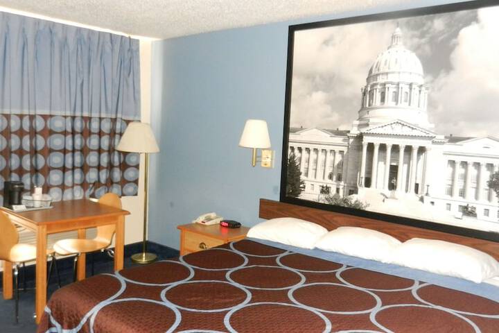 Room 32 of 46