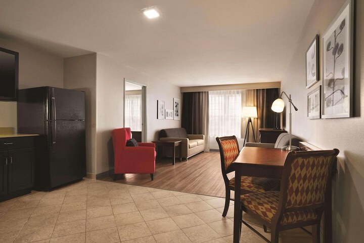 Room 11 of 18
