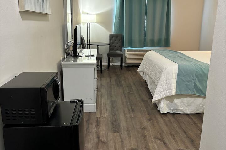 Room 9 of 18