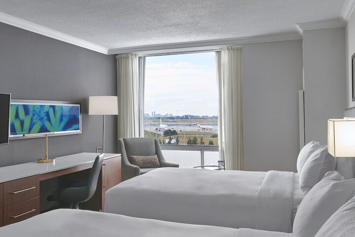 Hilton Toronto Airport Hotel & Suites