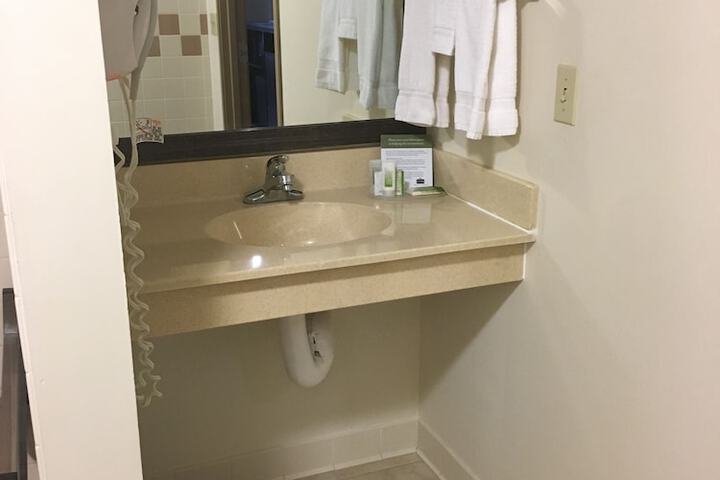 AmericInn by Wyndham Monmouth