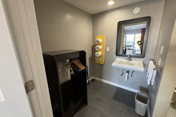 Room 34 of 41
