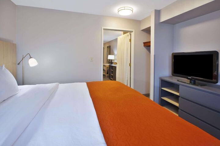 Country Inn & Suites by Radisson Big Rapids, MI