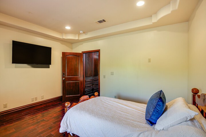 Spacious Fullerton Villa w / Private Pool & Hot Tub