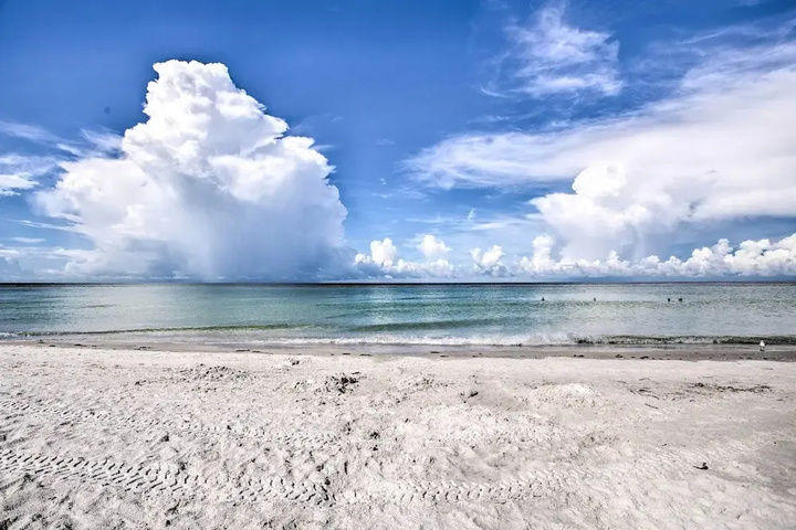 Beachfront Redington Shores Condo w / Pool!