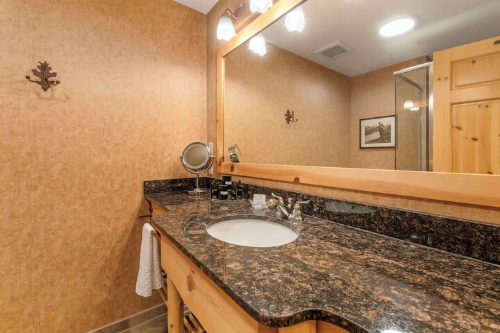 Best Western Premier The Lodge on Lake Detroit