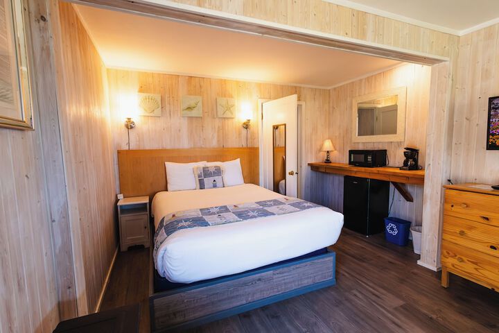 Tillicum Beach Motel (Deanes Oceanfront Lodge)