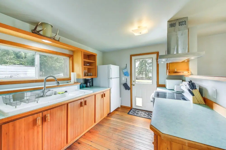 Clark Fork Vacation Home w / Wood Stove Near Lake!