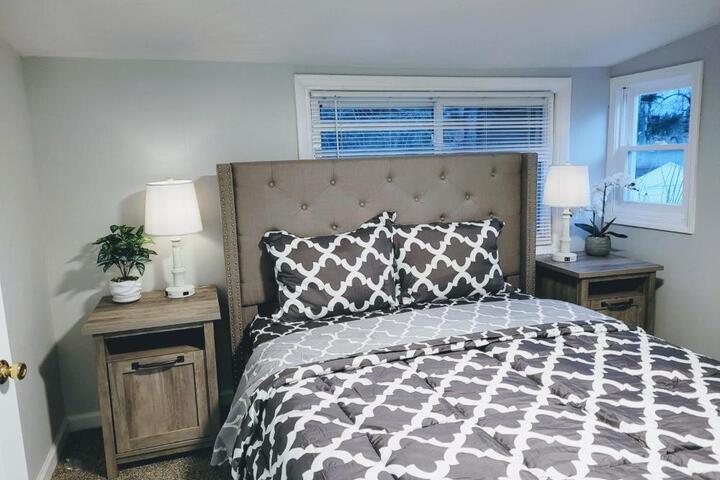 Nice house with private parking king bed fenced yard