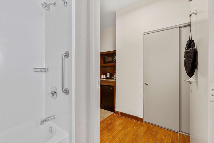 Room 32 of 94