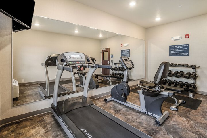 Cobblestone Hotel & Suites - Newport