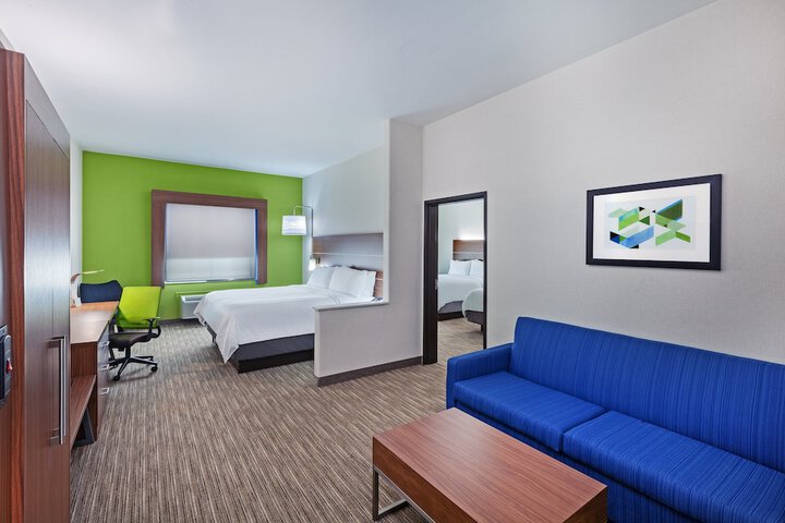 Room 11 of 32