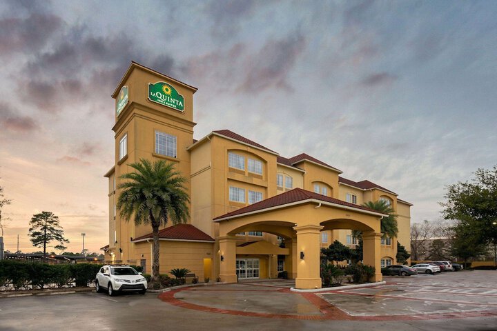 La Quinta Inn & Suites by Wyndham Houston Bush Intl Airpt E