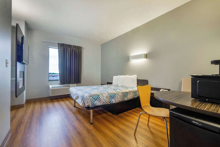 Room 10 of 25