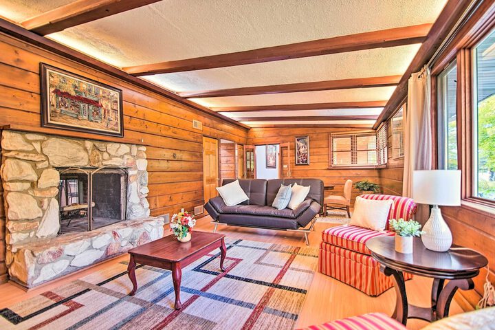 Fenced Yard: Fox River Grove Home Dogs Welcome