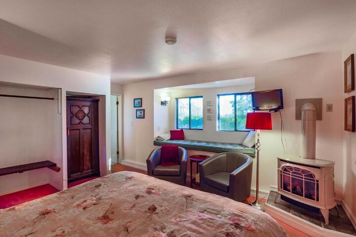 HILLSIDE HOUSE BED AND BREAKFAST