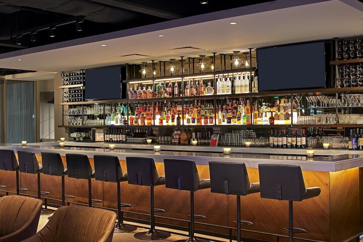 Lounge 72 of 82