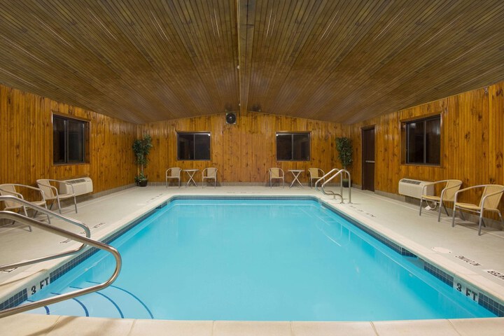 Super 8 by Wyndham Grove City