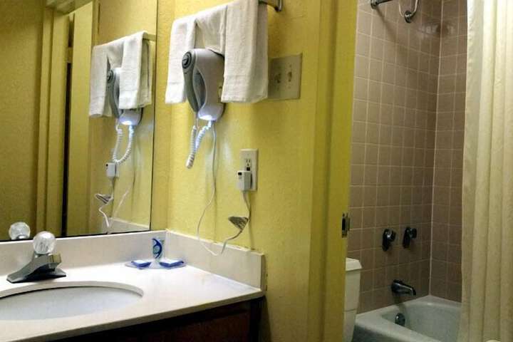 Relax Inn & Suites