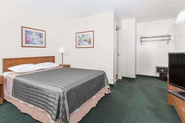 Room 7 of 12