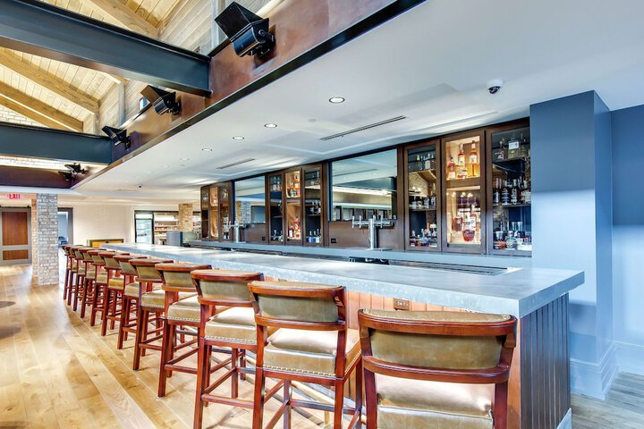 Lounge 70 of 83