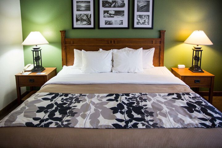 Room 32 of 51
