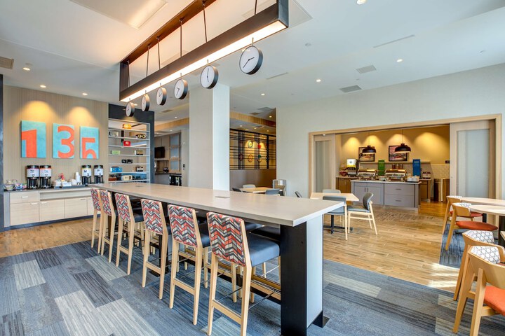 Hampton Inn & Suites Boston / Waltham