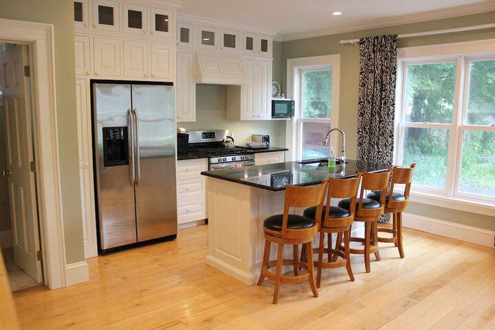 24 East Main Street B & B