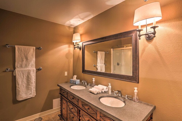 Main Street Strugis Apt w / High-end Features