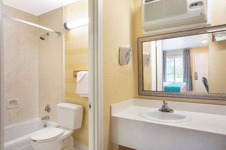 Howard Johnson by Wyndham Hartford South – Rocky Hill