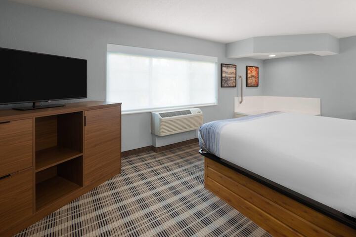 AmericInn by Wyndham Douglas / Saugatuck
