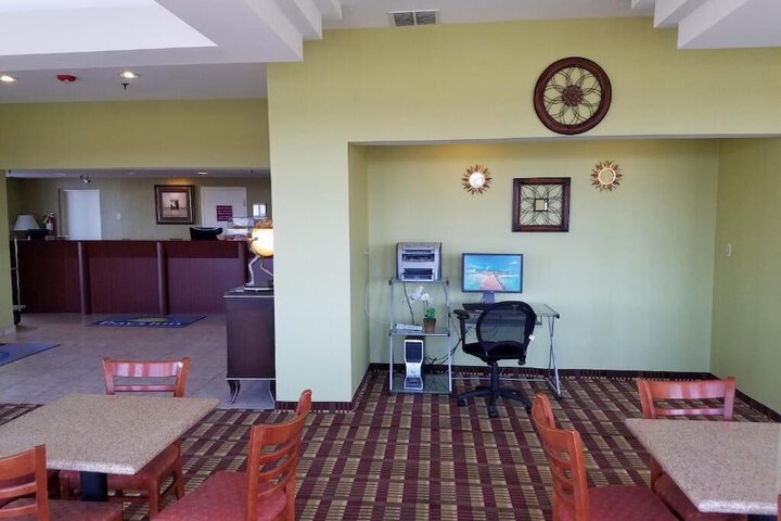 Days Inn by Wyndham Windsor Locks / Bradley Intl Airport