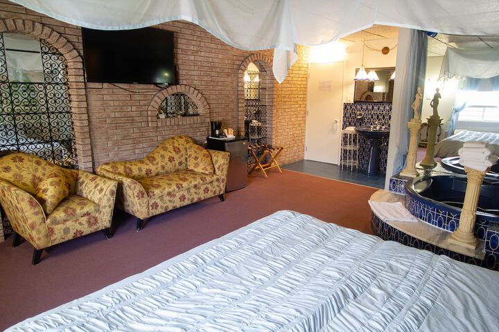 Room 32 of 39