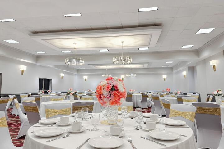 Crowne Plaza Newark Airport by IHG