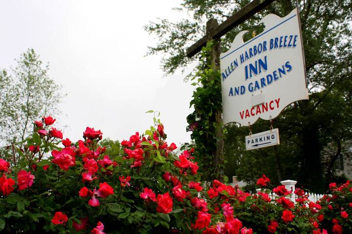 Allen Harbor Breeze Inn & Gardens