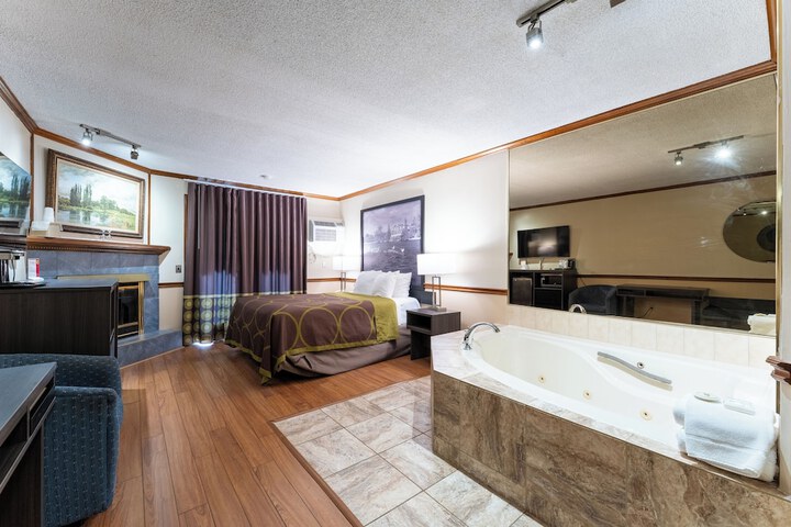 Super 8 by Wyndham Gananoque / Country Squire Resort