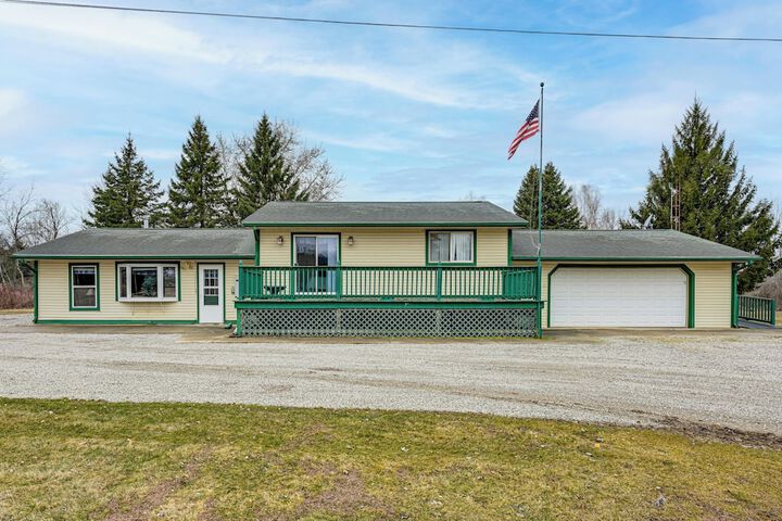 Cozy Cass City Retreat w / Spacious Deck!