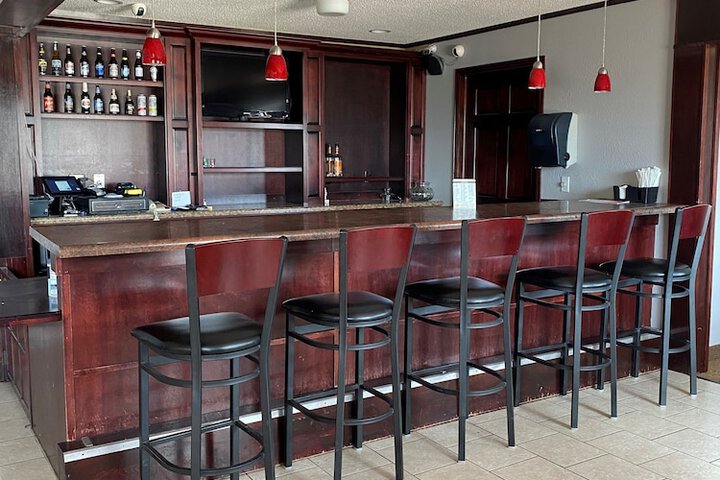 Lounge 17 of 19