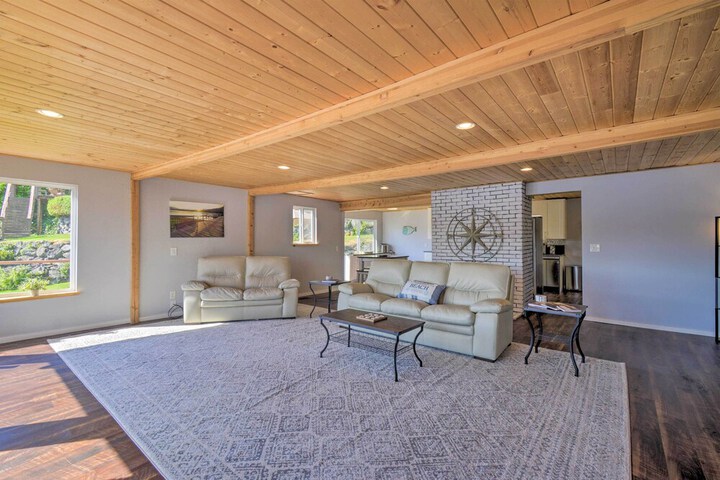 Waterfront Gig Harbor Home w / Furnished Deck