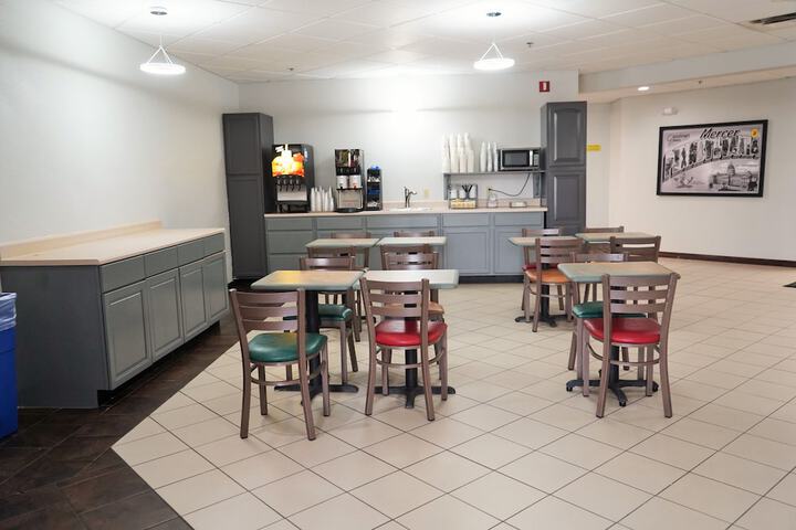 Super 8 by Wyndham Grove City