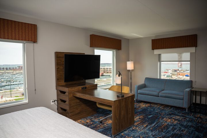 Hampton Inn & Suites Erie Bayfront
