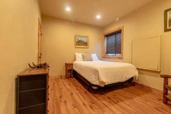 14 Guests 5BR 2BA Game room and Living