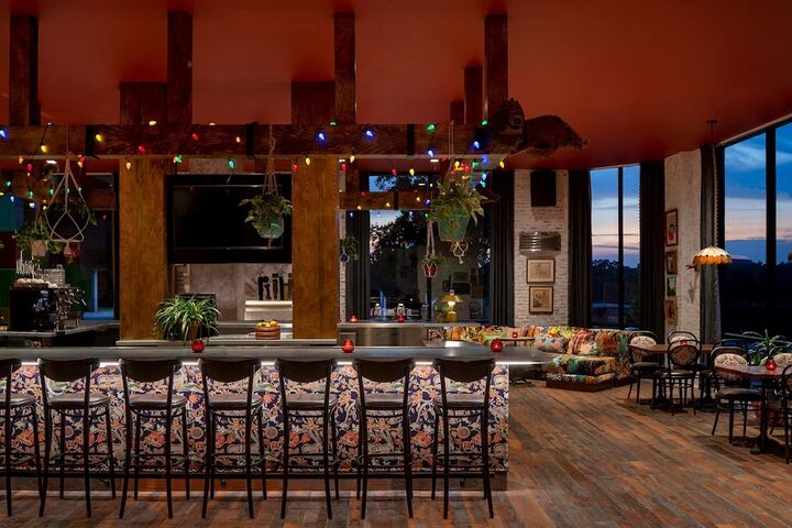 Lounge 43 of 47
