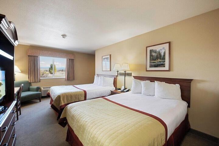Pinedale Hotel & Suites
