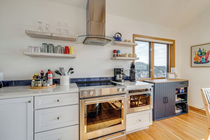 Oceanside Escape w / Stunning Views: Walk to Beach!
