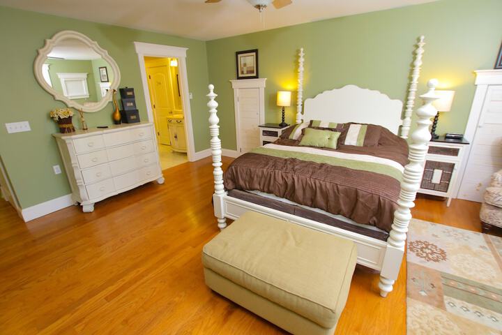 Room 275 of 373