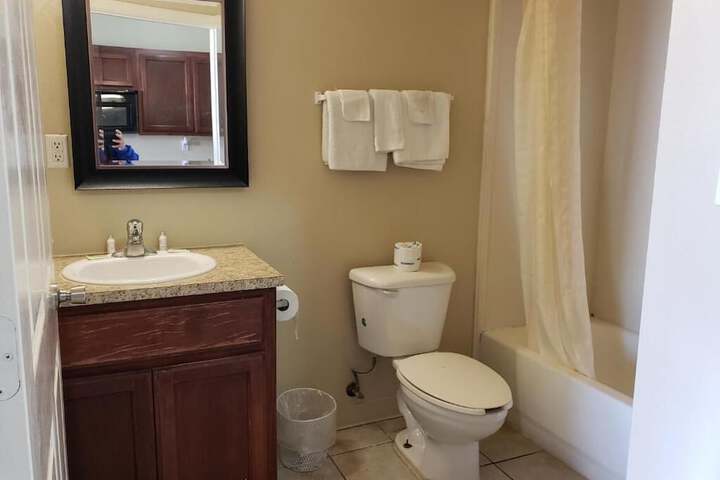 Crossroads Inn & Suites